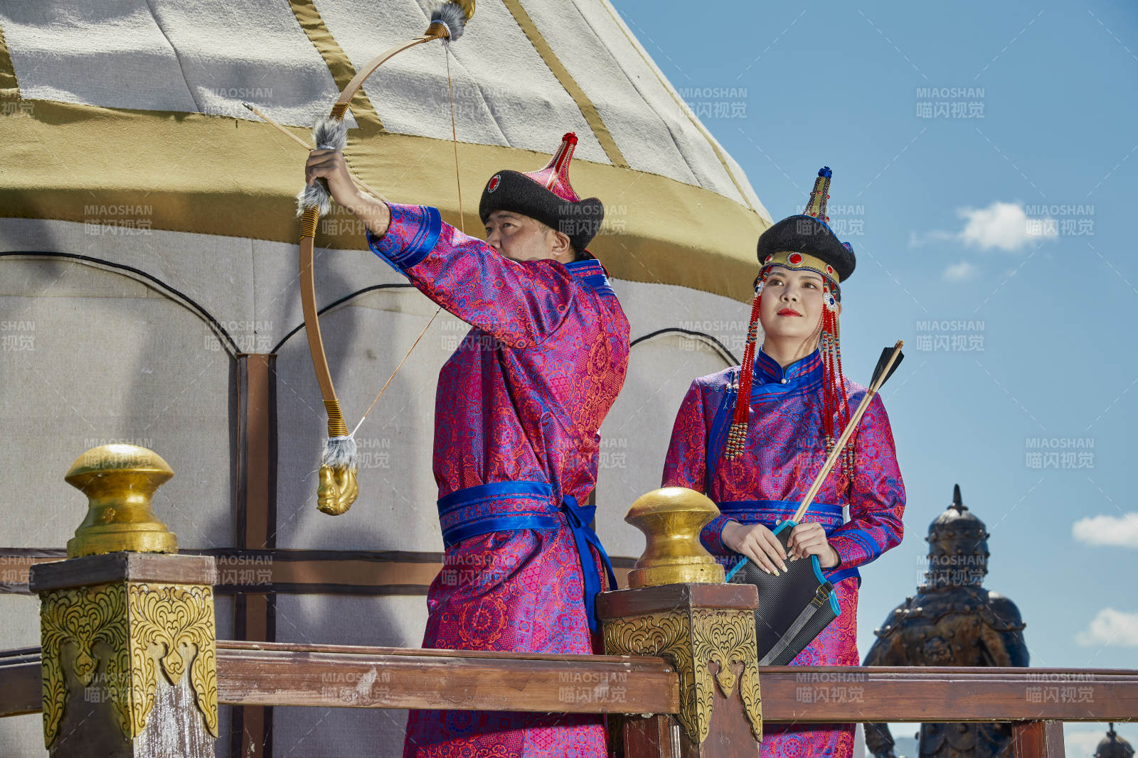 草原上蒙古包前穿蒙古族傳統(tǒng)服飾的年輕夫妻