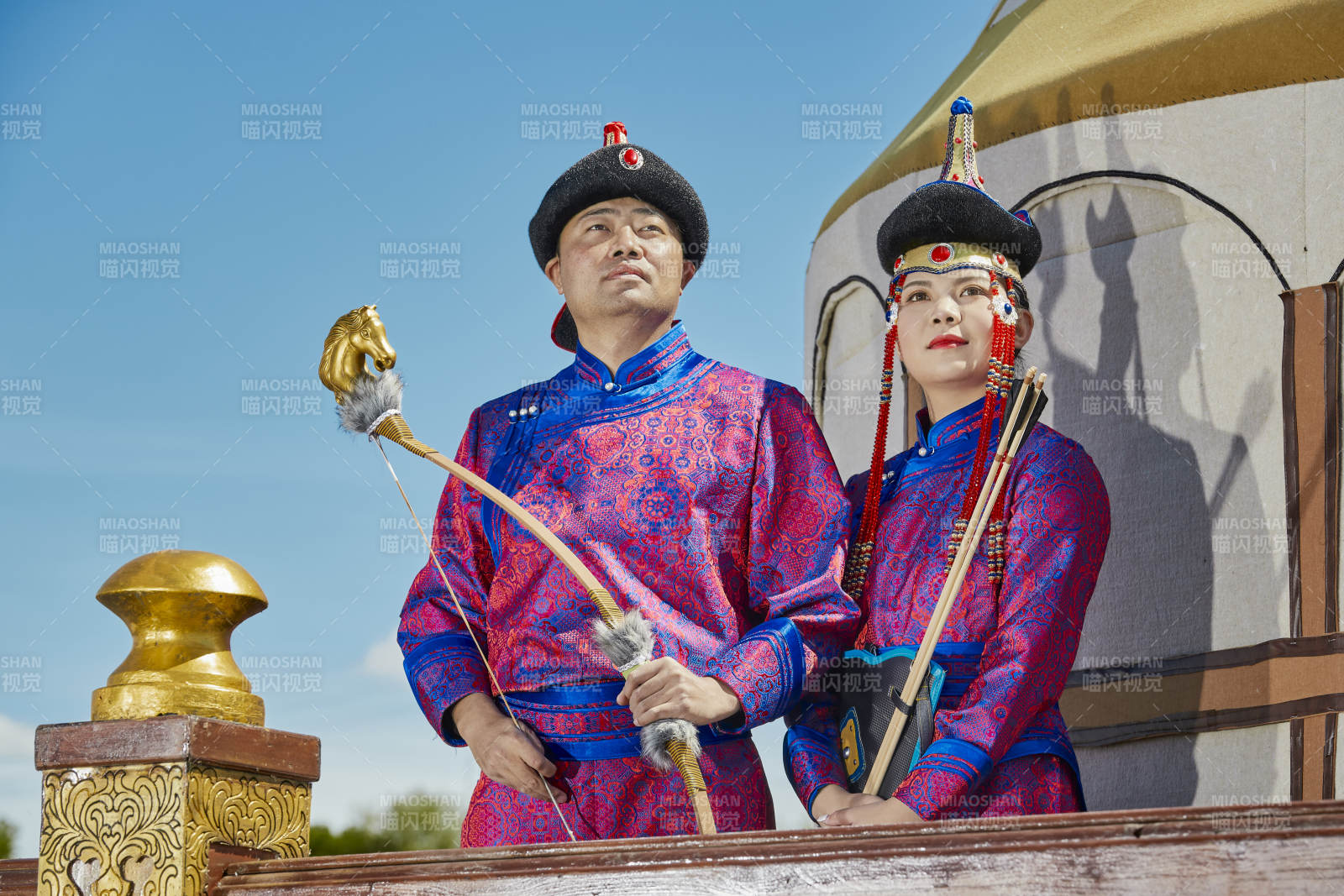 草原上蒙古包前穿蒙古族傳統服飾的年輕夫妻