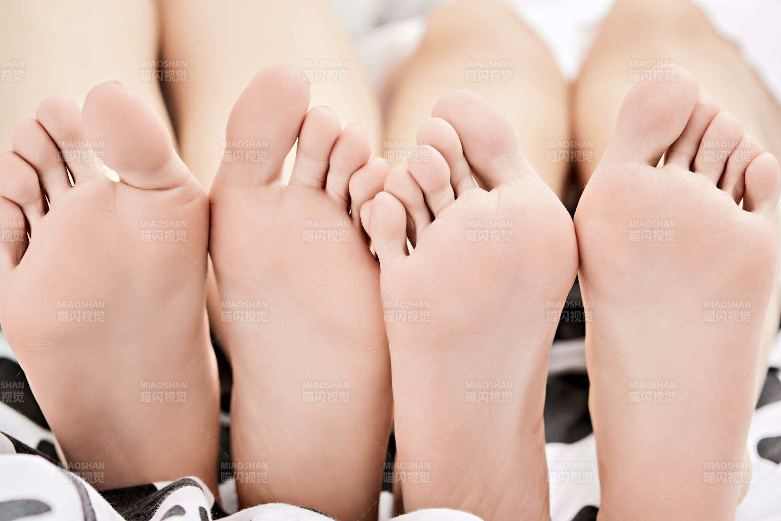 溫馨臥室床上的少女手足部特寫