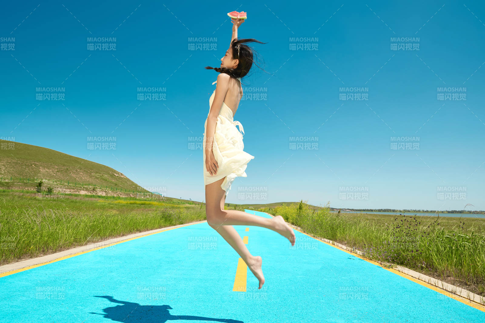 夏日戶外湖邊彩色公路上玩耍吃西瓜的少女