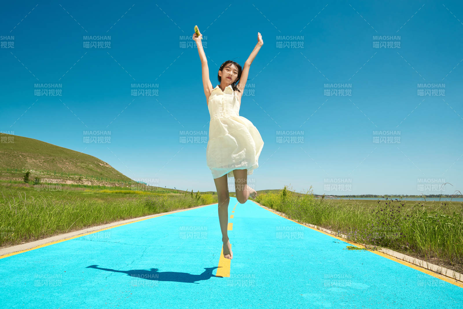 夏日戶外湖邊彩色公路上玩耍吃西瓜的少女