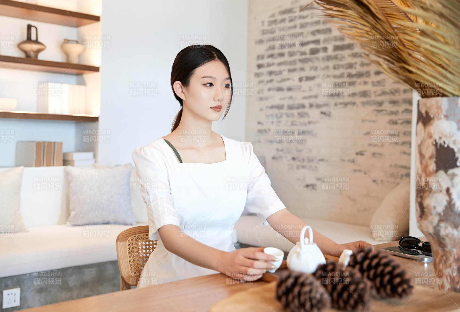 夏日午后在別墅內(nèi)居家閱讀的少女