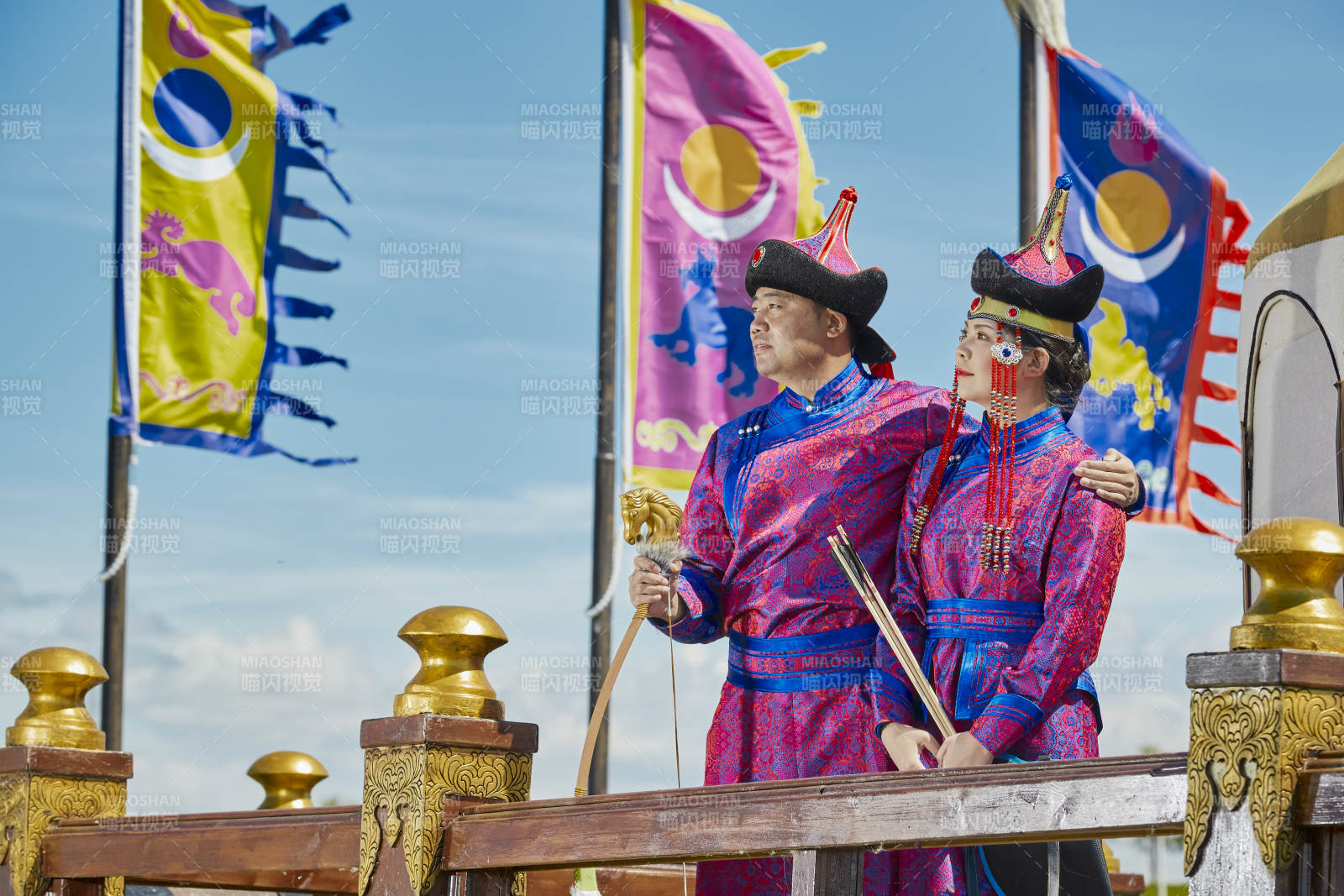 草原上蒙古包前穿蒙古族傳統服飾的年輕夫妻