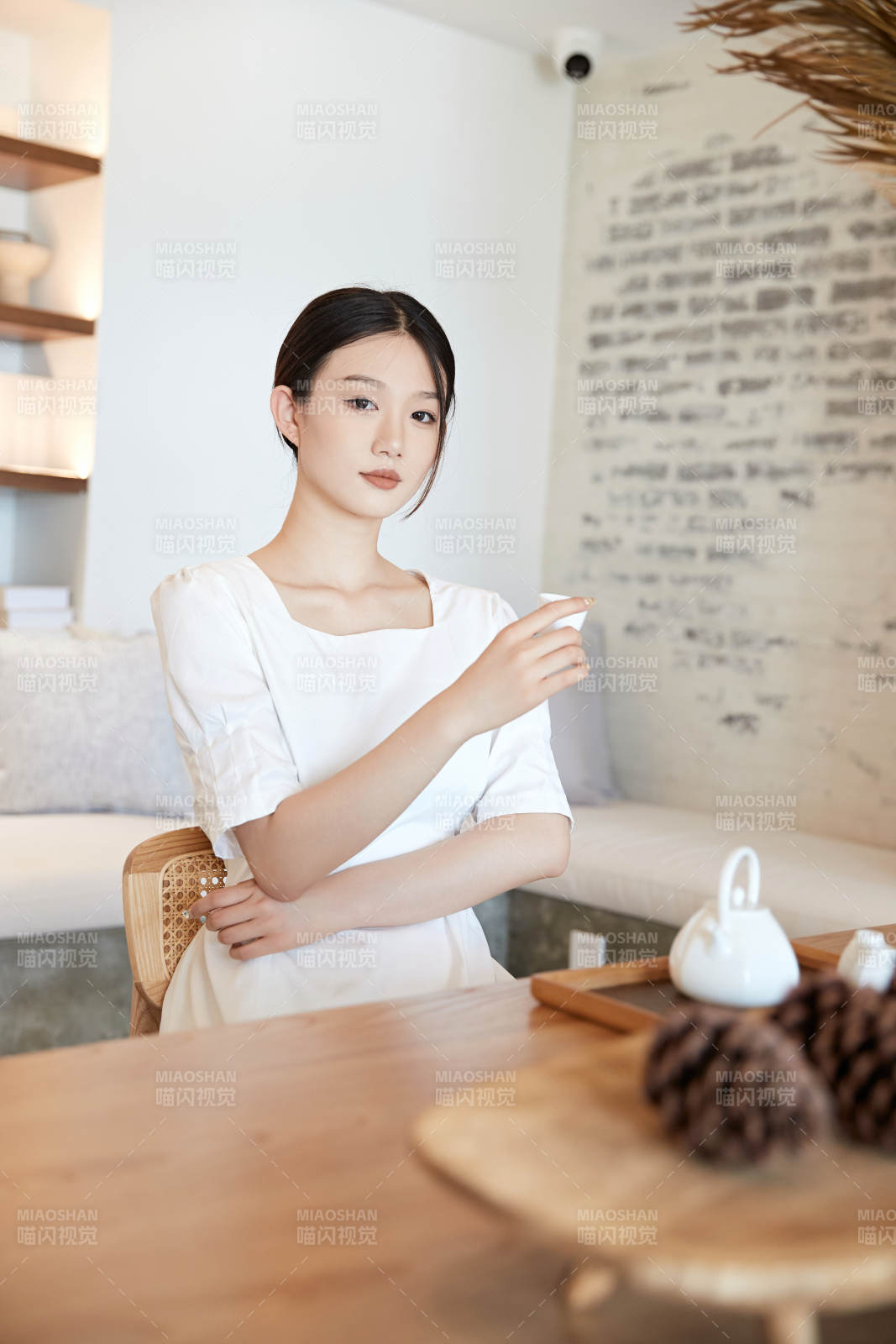 夏日午后在別墅內(nèi)居家閱讀的少女