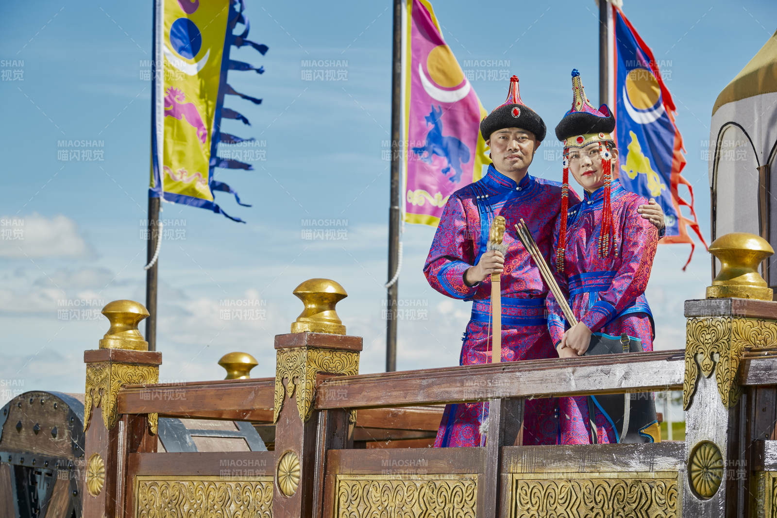 草原上蒙古包前穿蒙古族傳統服飾的年輕夫妻