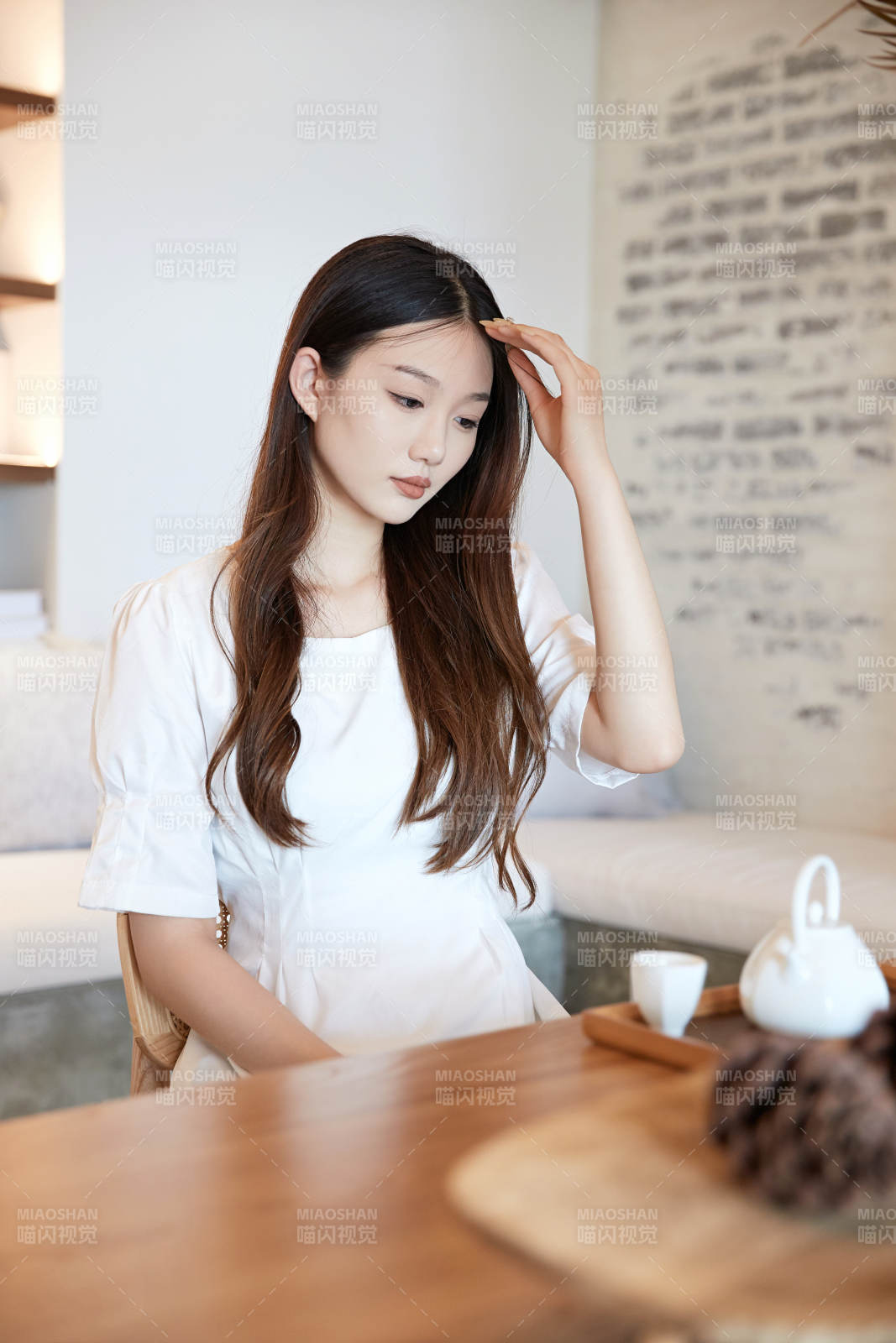 夏日午后在别墅内居家阅读的少女图片