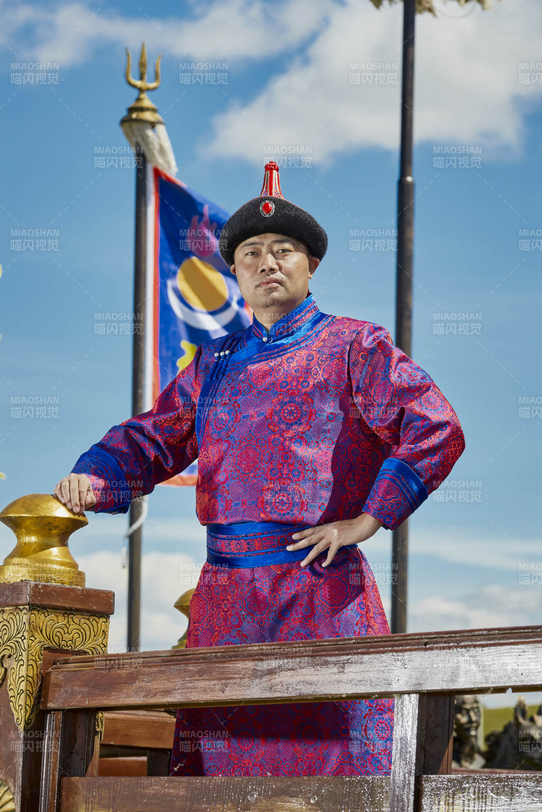 草原上蒙古包前穿蒙古族傳統服飾的年輕夫妻