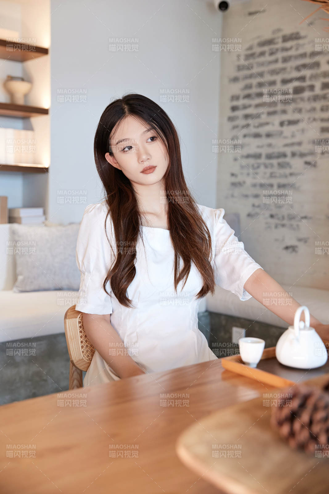 夏日午后在別墅內居家閱讀的少女