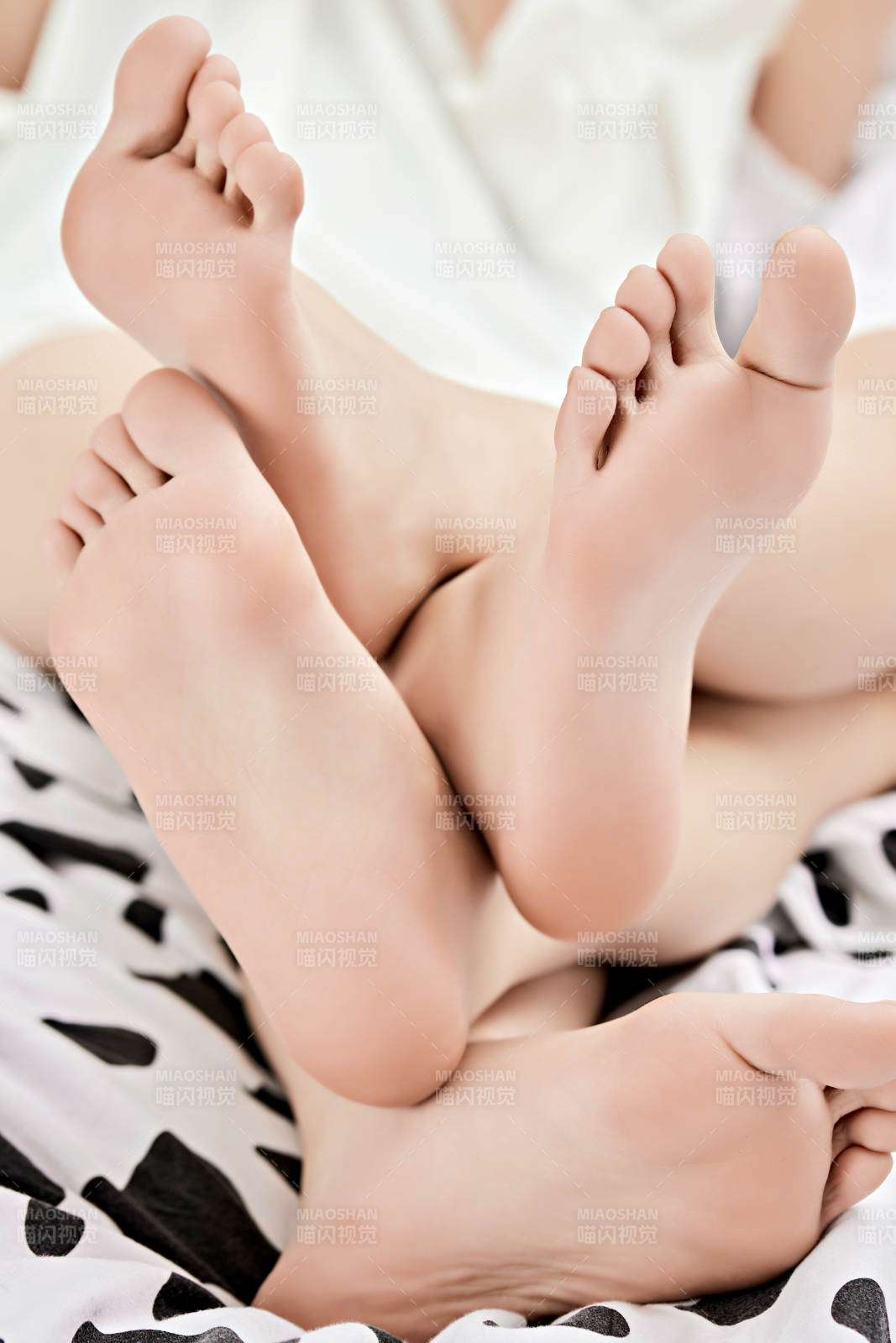 溫馨臥室床上的少女手足部特寫