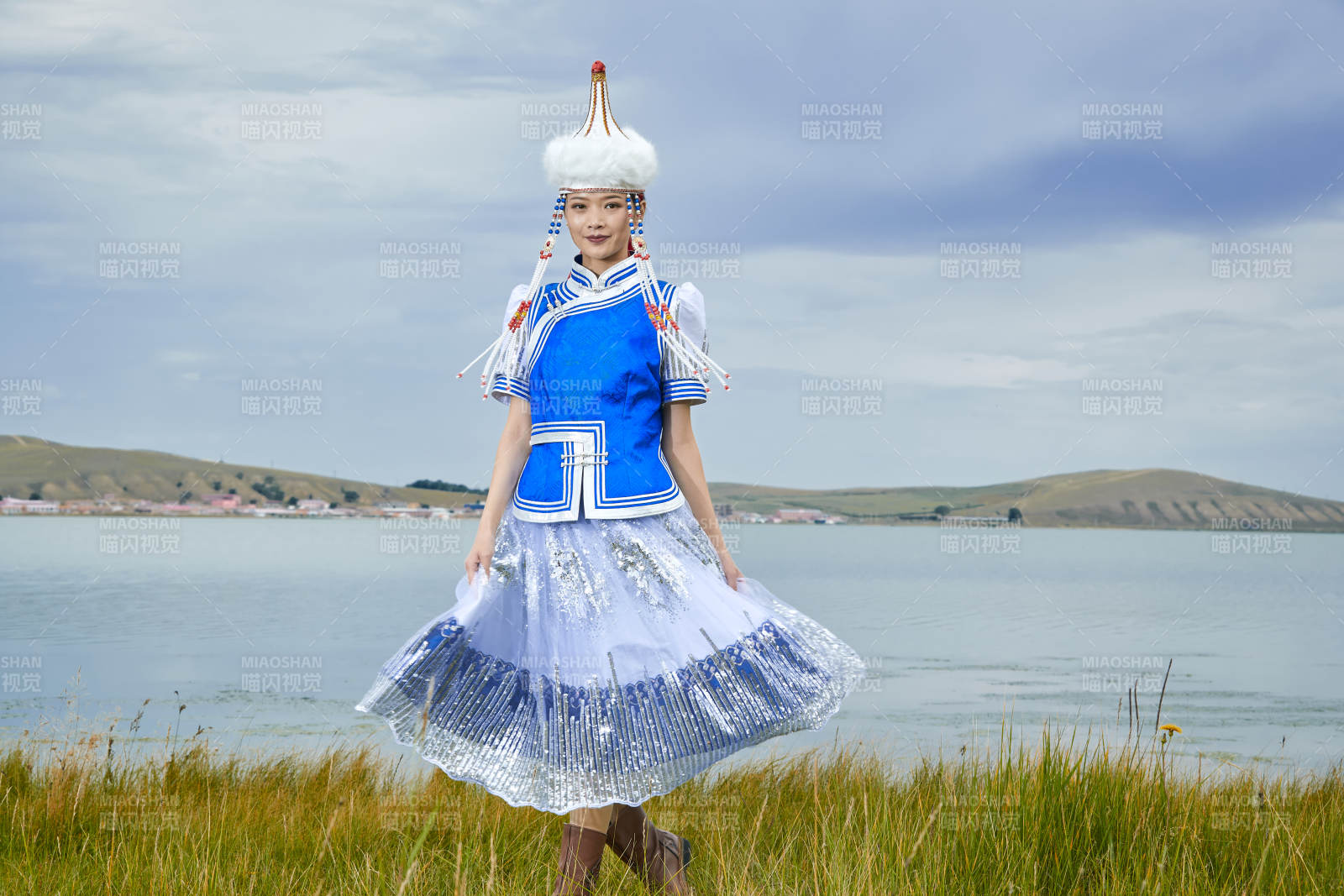 草原上身穿豪華蒙古族服飾的蒙族少女