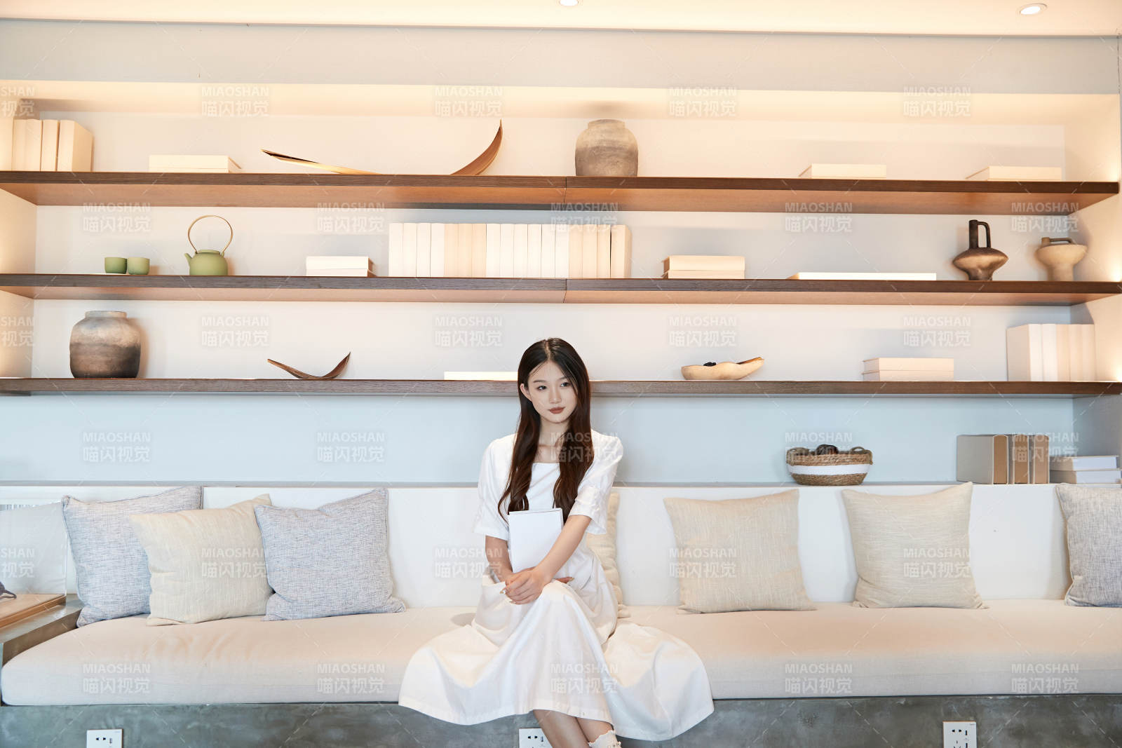 夏日午后在別墅內居家閱讀的少女