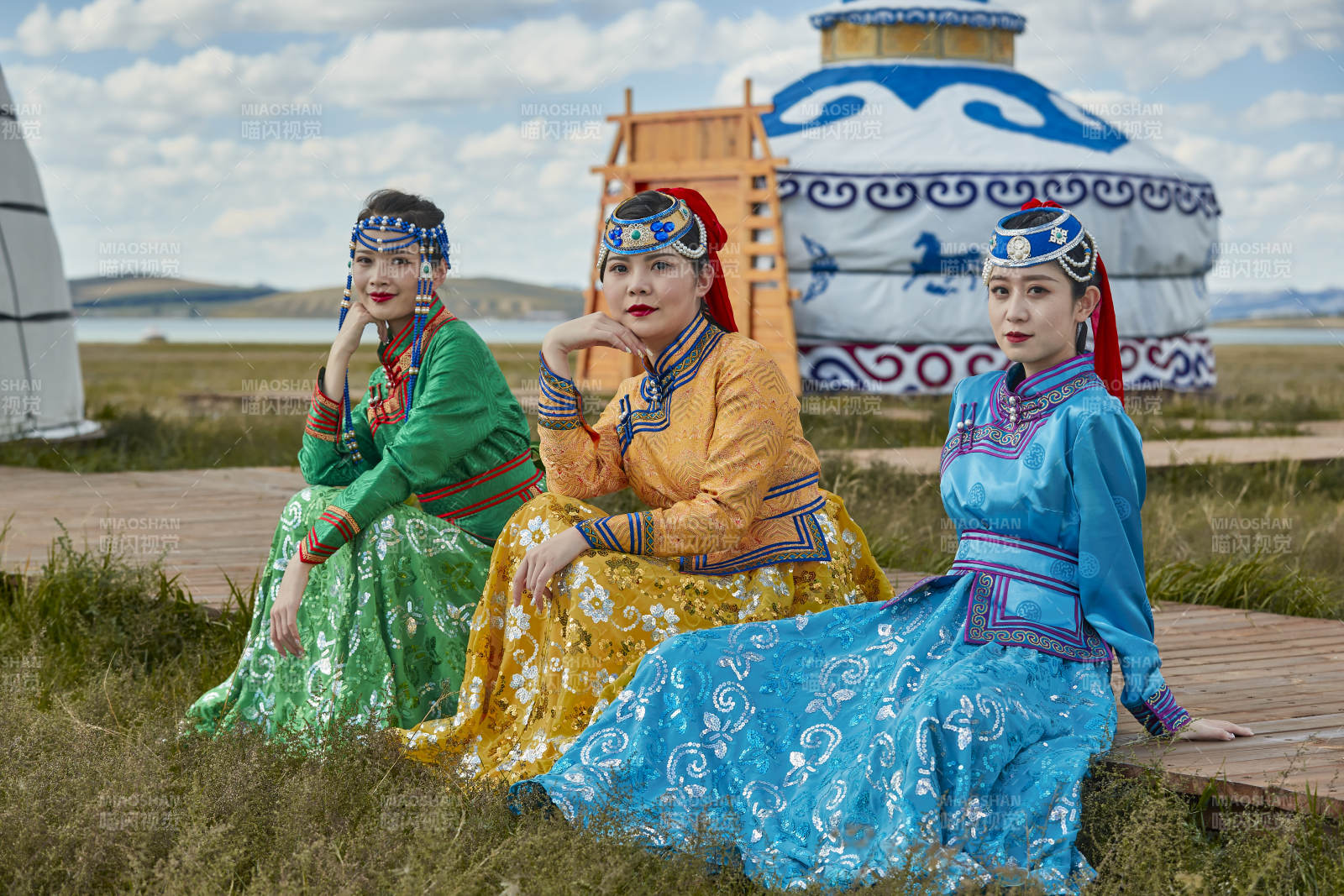 草原上穿著蒙古族傳統服飾的亞洲年輕女性