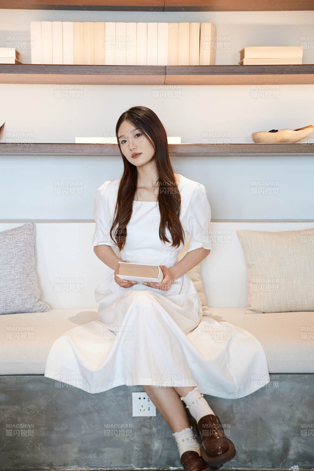 夏日午后在別墅內居家閱讀的少女