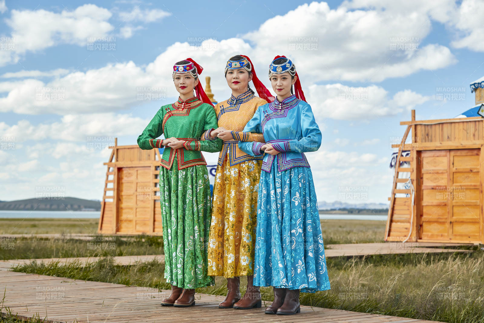 草原上穿著蒙古族傳統服飾的亞洲年輕女性