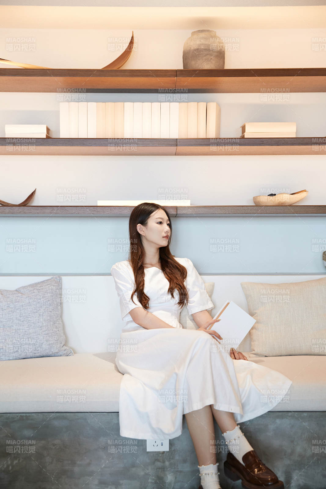 夏日午后在別墅內居家閱讀的少女