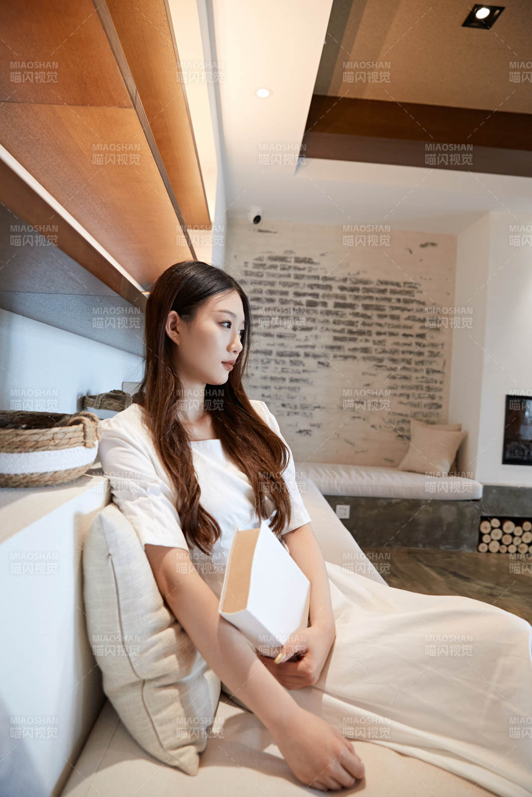 夏日午后在別墅內居家閱讀的少女