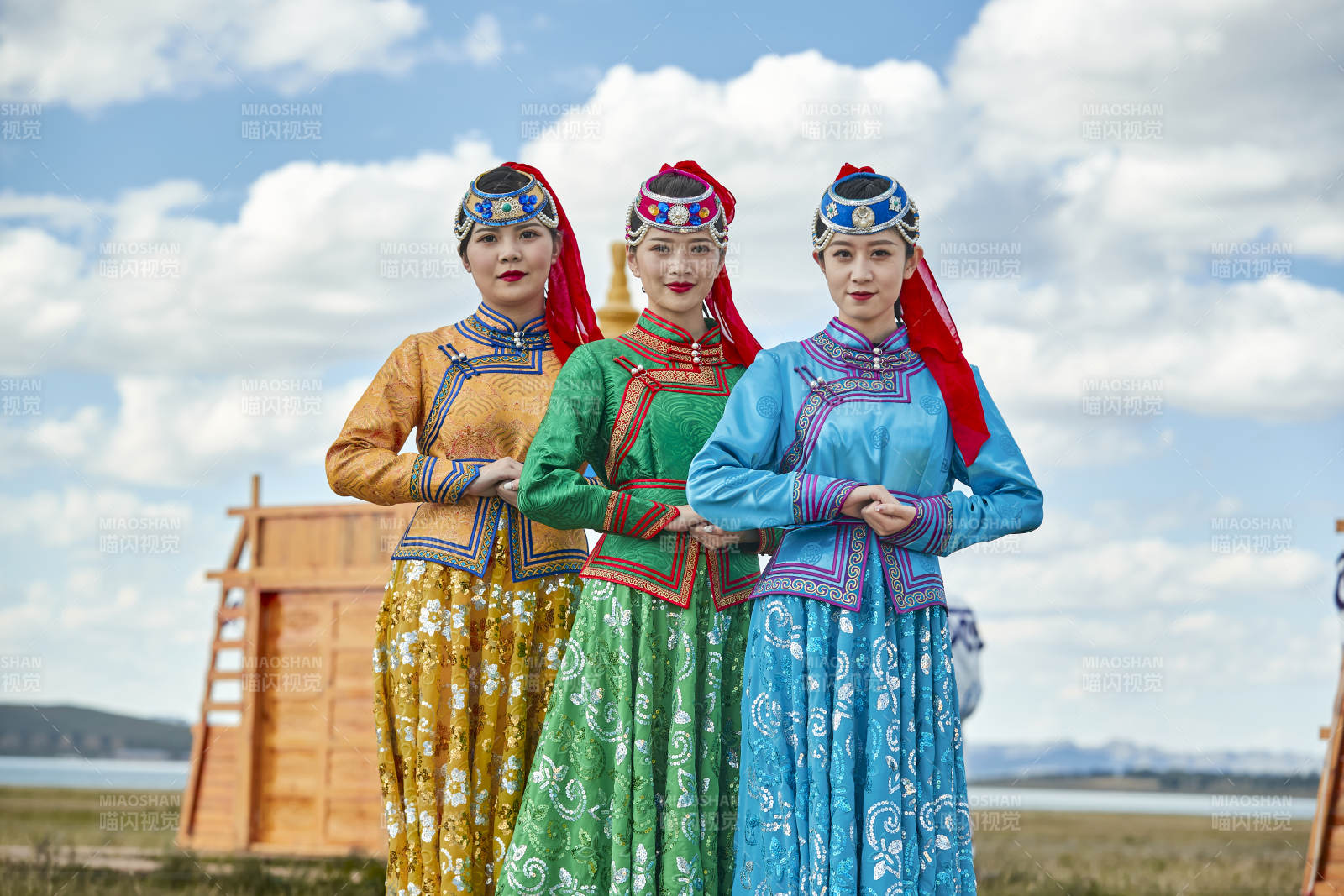 草原上穿著蒙古族傳統服飾的亞洲年輕女性