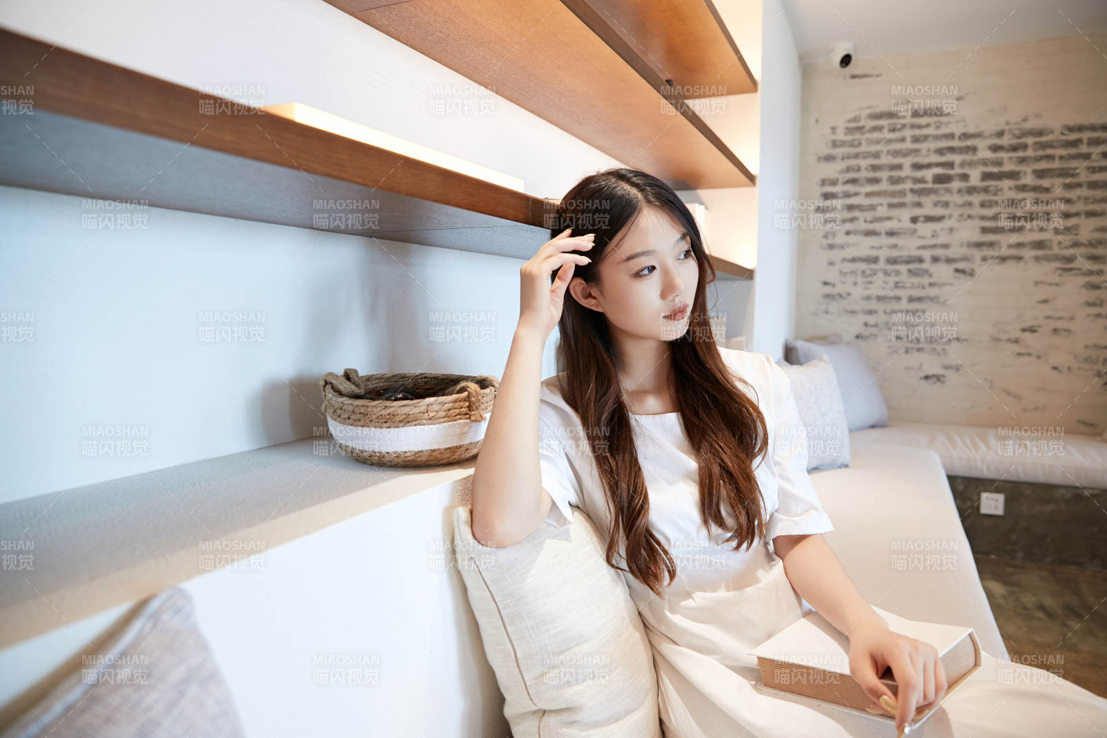 夏日午后在別墅內居家閱讀的少女