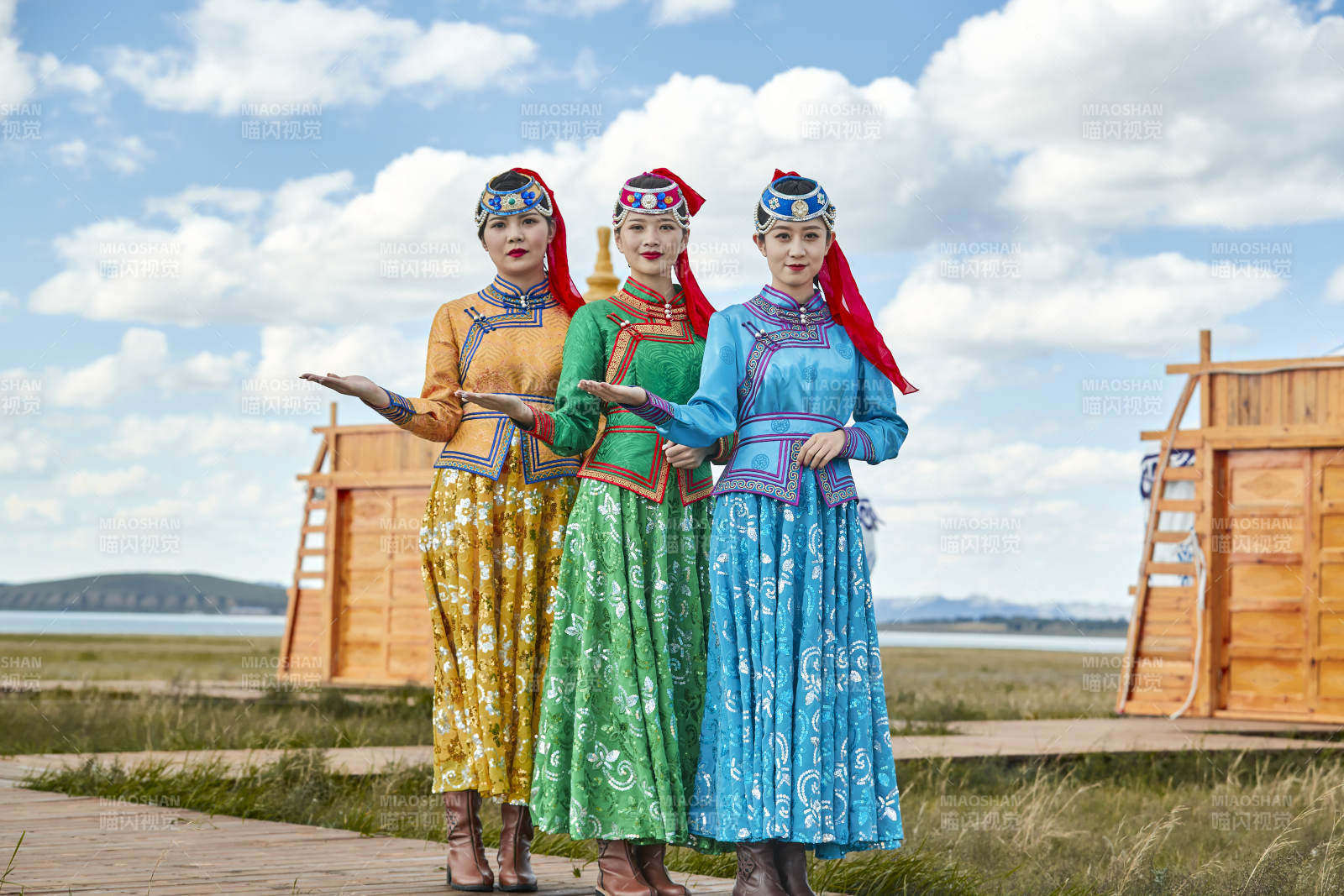 草原上穿著蒙古族傳統服飾的亞洲年輕女性
