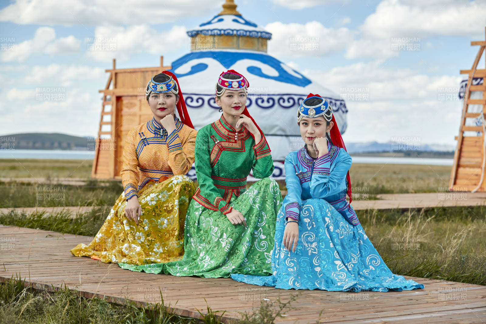 草原上穿著蒙古族傳統服飾的亞洲年輕女性