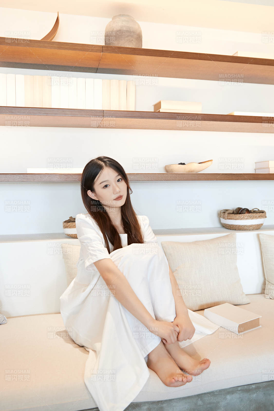 夏日午后在別墅內居家閱讀的少女