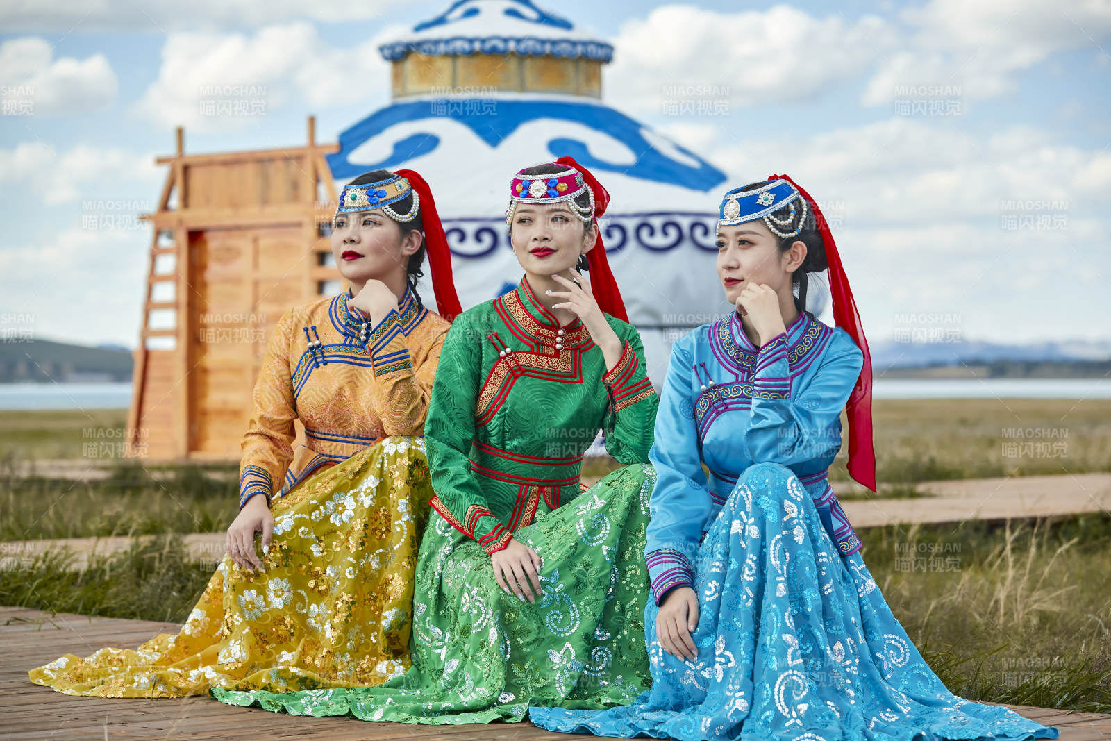 草原上穿著蒙古族傳統(tǒng)服飾的亞洲年輕女性