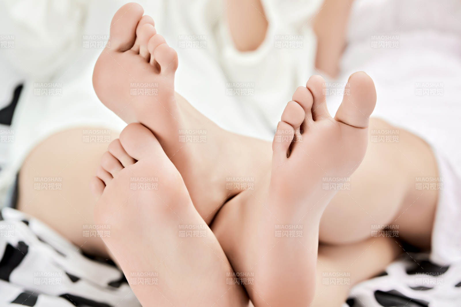 溫馨臥室床上的少女手足部特寫