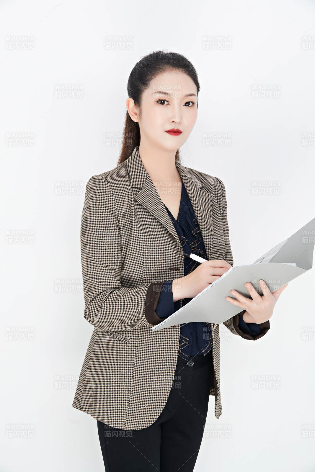 白色背景下的美麗商務(wù)女性肖像