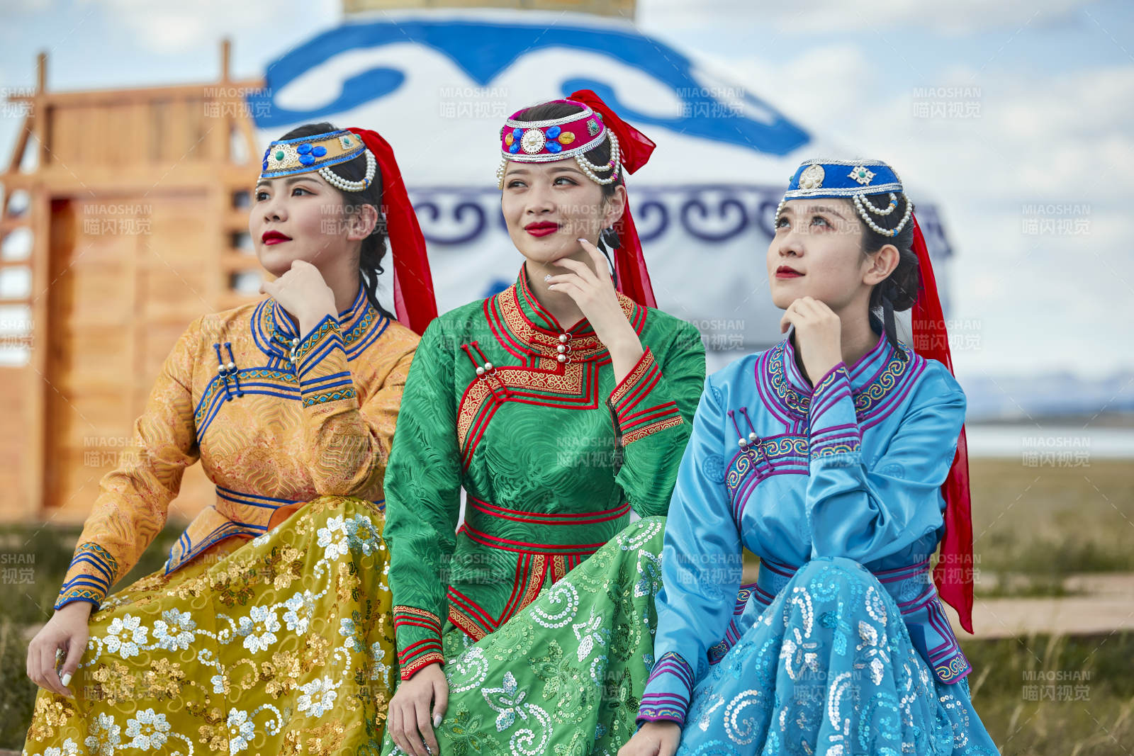 草原上穿著蒙古族傳統服飾的亞洲年輕女性