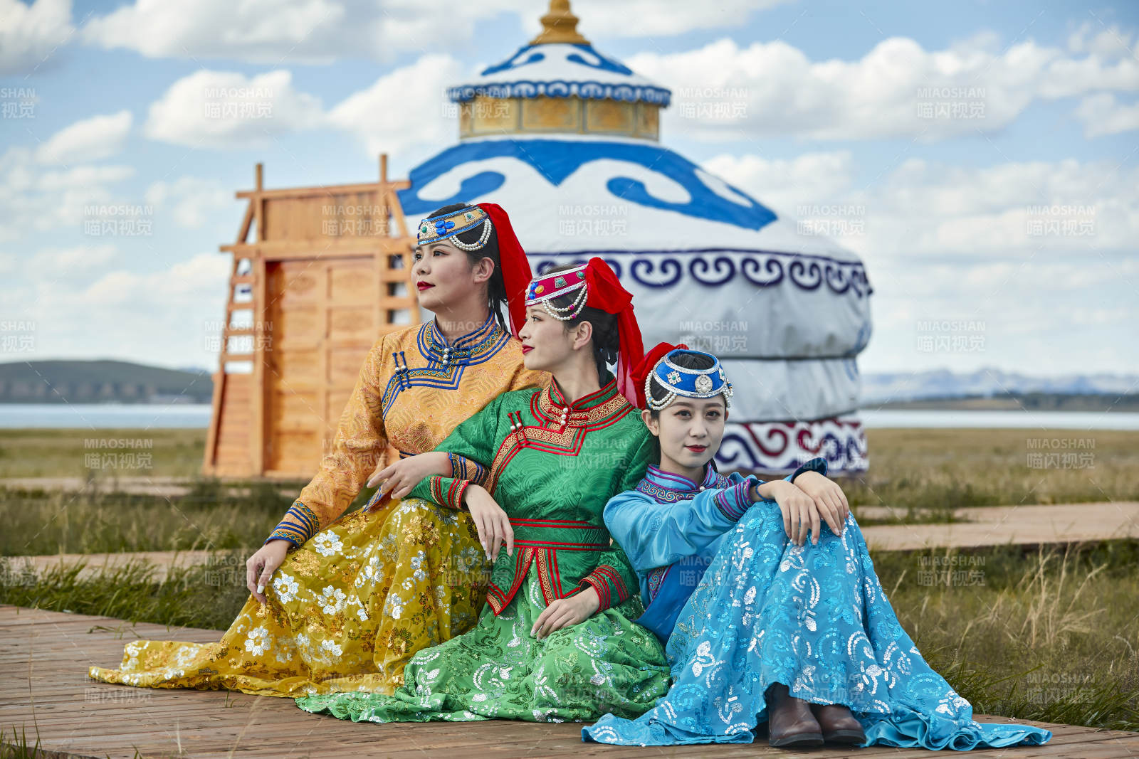 草原上穿著蒙古族傳統(tǒng)服飾的亞洲年輕女性