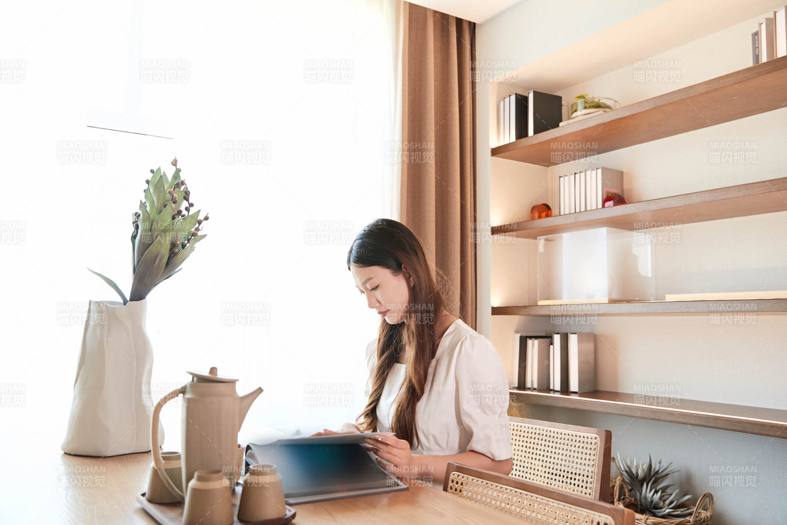夏日午后在別墅內居家閱讀的少女