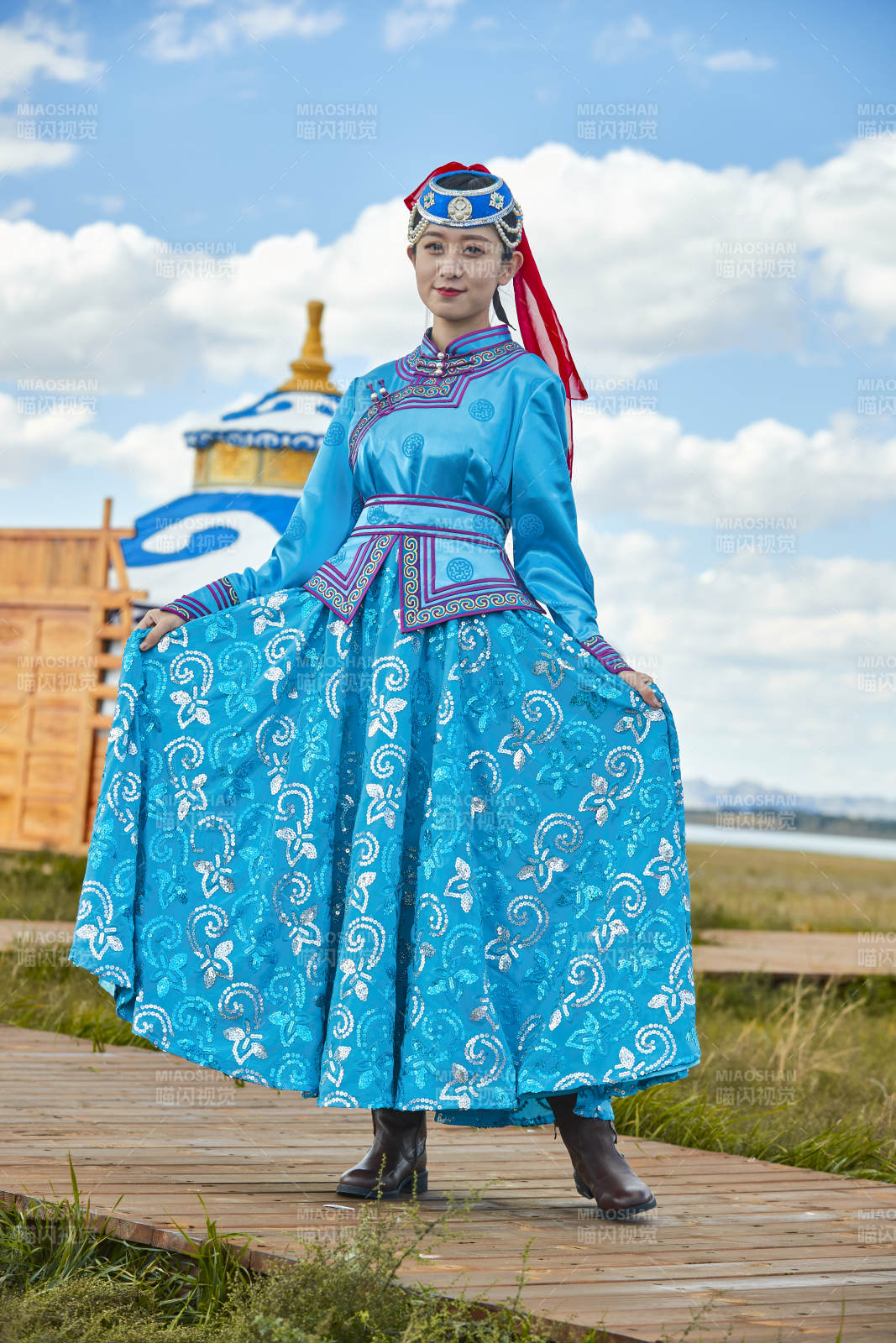 草原上穿著蒙古族傳統(tǒng)服飾的亞洲年輕女性