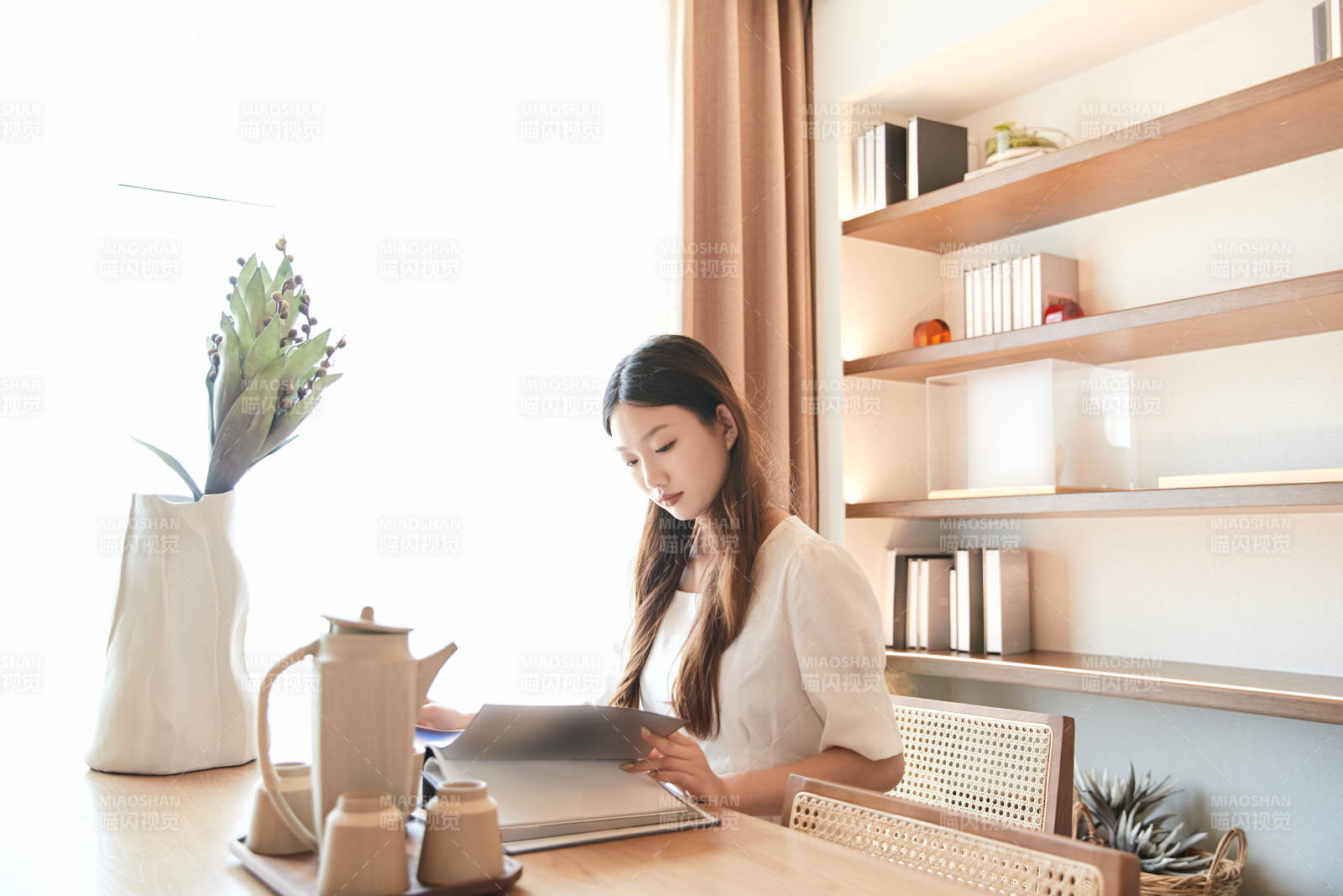 夏日午后在別墅內居家閱讀的少女