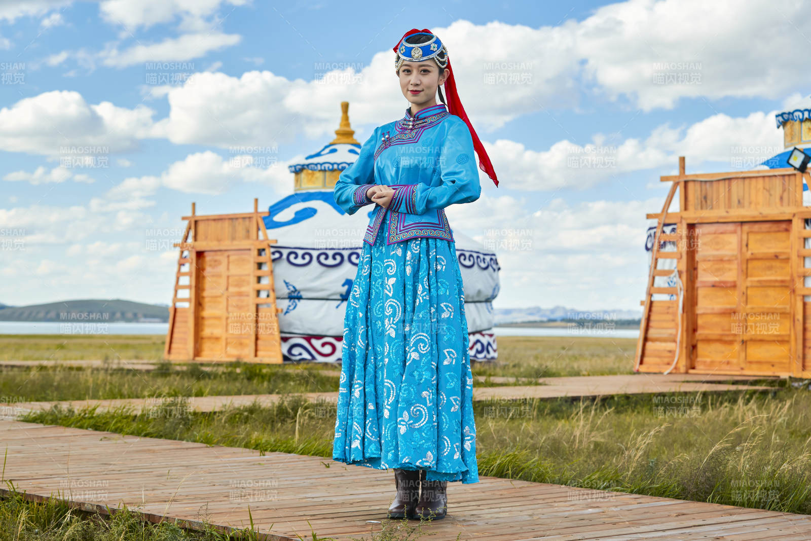 草原上穿著蒙古族傳統(tǒng)服飾的亞洲年輕女性