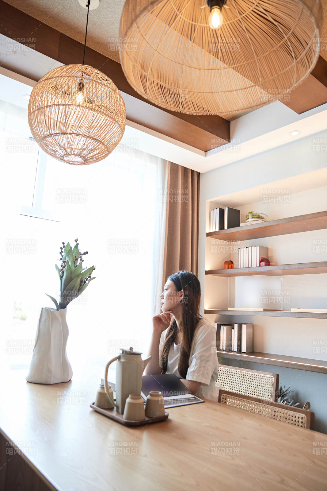 夏日午后在別墅內(nèi)居家閱讀的少女