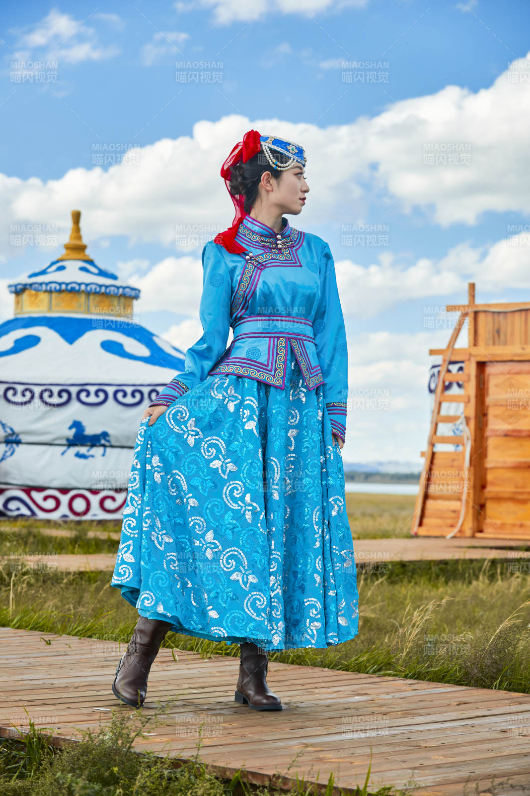 草原上穿著蒙古族傳統服飾的亞洲年輕女性