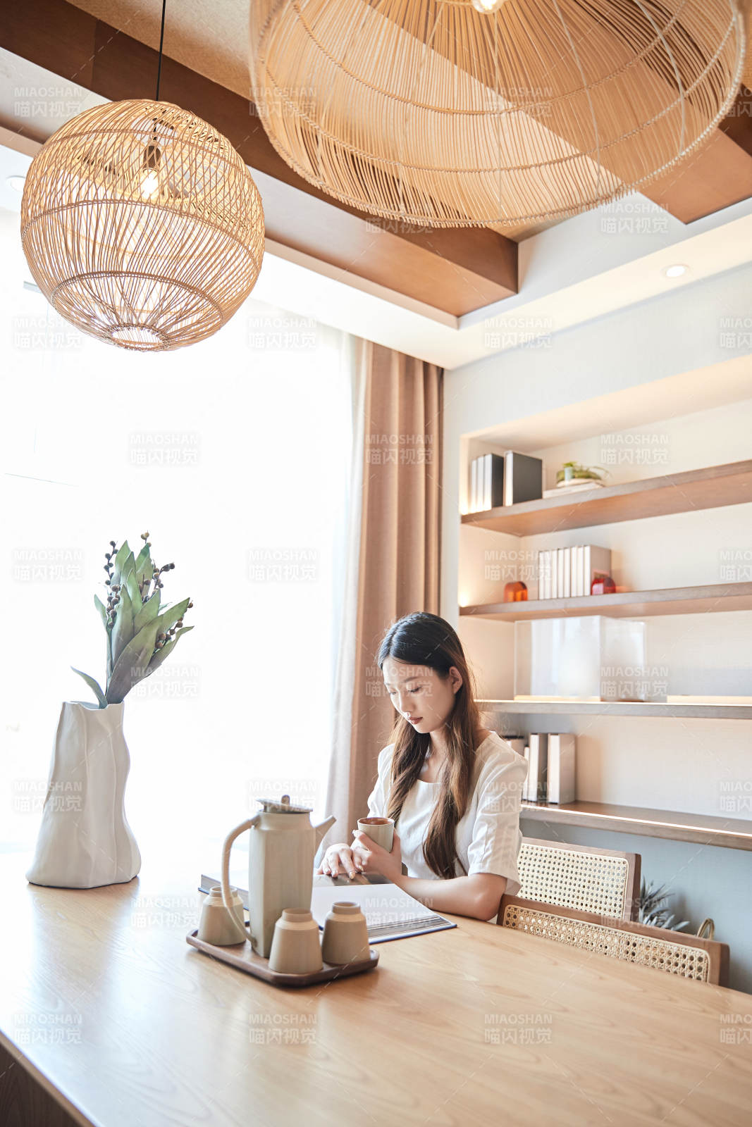 夏日午后在別墅內居家閱讀的少女