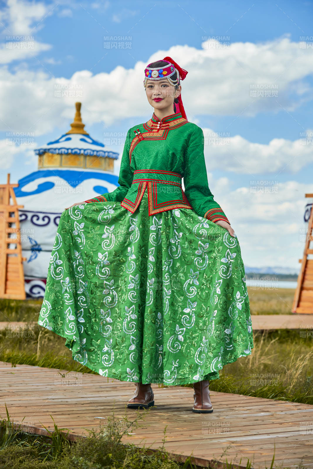 草原上穿著蒙古族傳統(tǒng)服飾的亞洲年輕女性