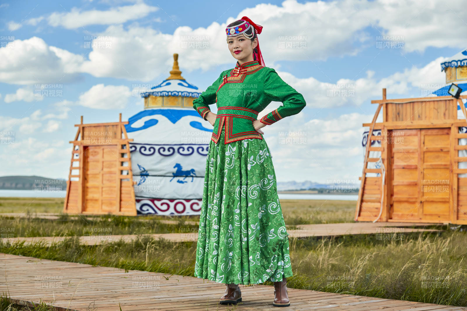 草原上穿著蒙古族傳統服飾的亞洲年輕女性