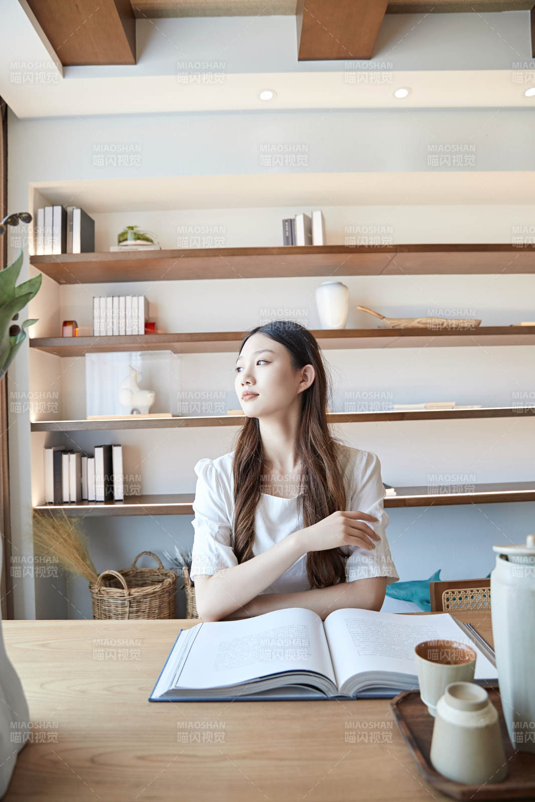 夏日午后在別墅內(nèi)居家閱讀的少女