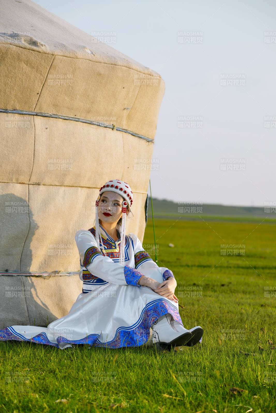 草原上穿著蒙古族傳統服飾的亞洲年輕美少女