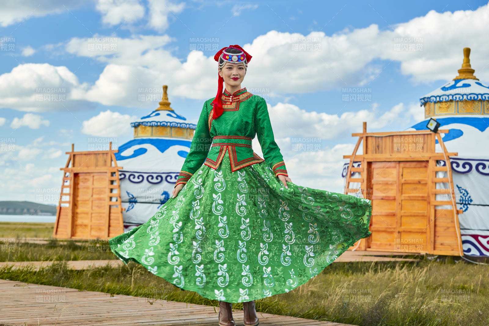 草原上穿著蒙古族傳統(tǒng)服飾的亞洲年輕女性