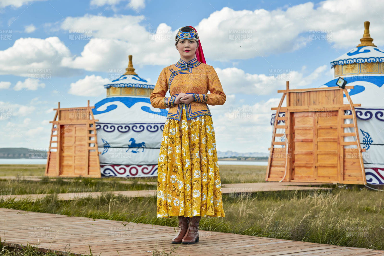 草原上穿著蒙古族傳統服飾的亞洲年輕女性