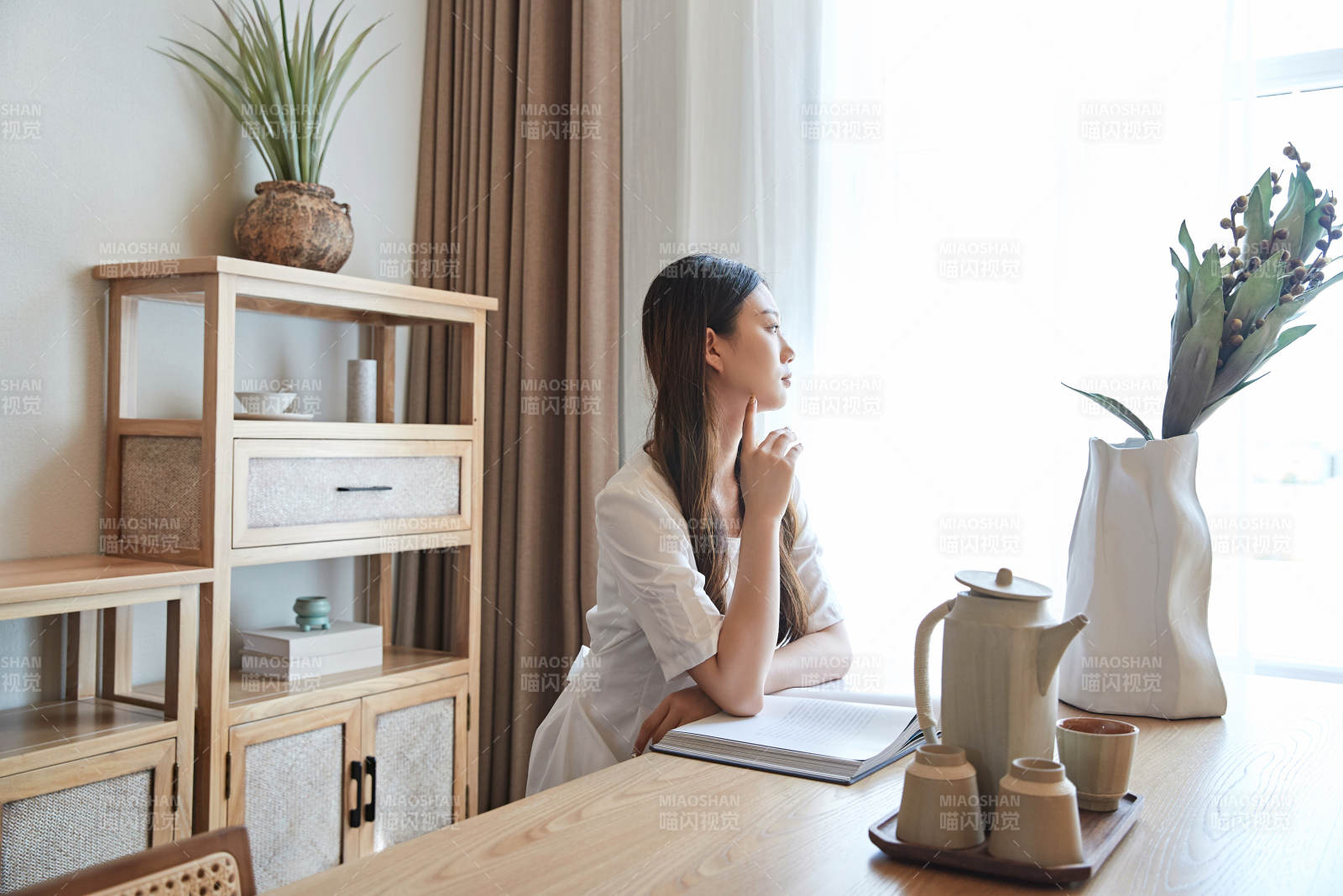 夏日午后在別墅內居家閱讀的少女