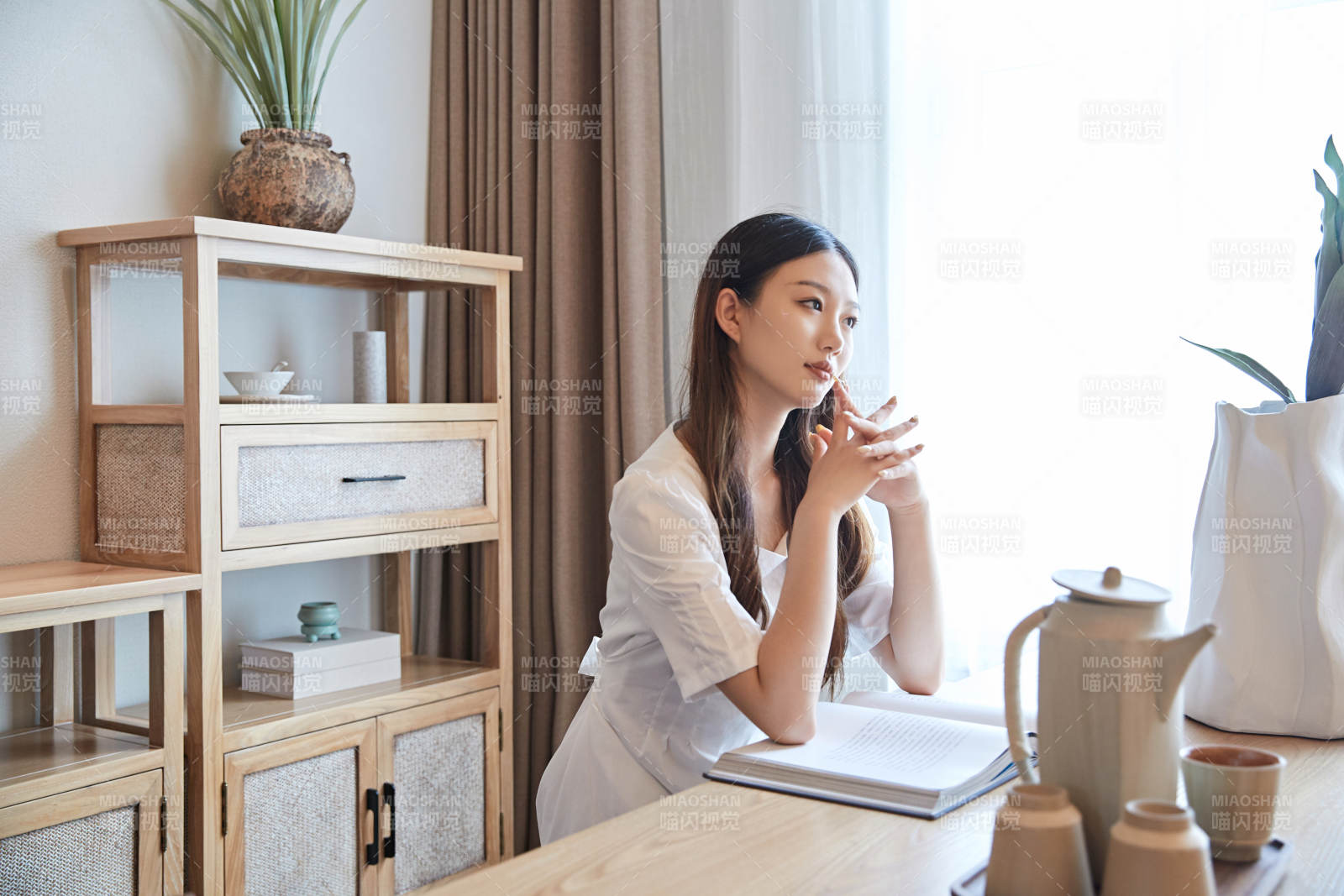夏日午后在別墅內居家閱讀的少女