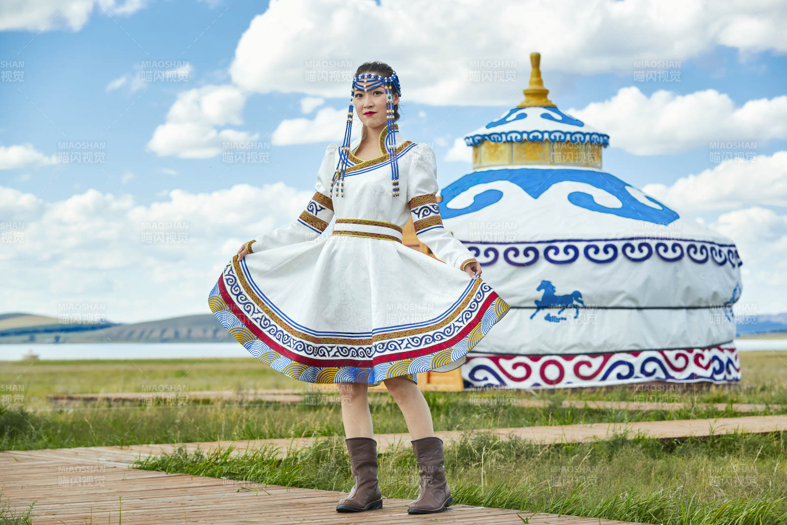 草原上穿著蒙古族傳統(tǒng)服飾的亞洲年輕女性