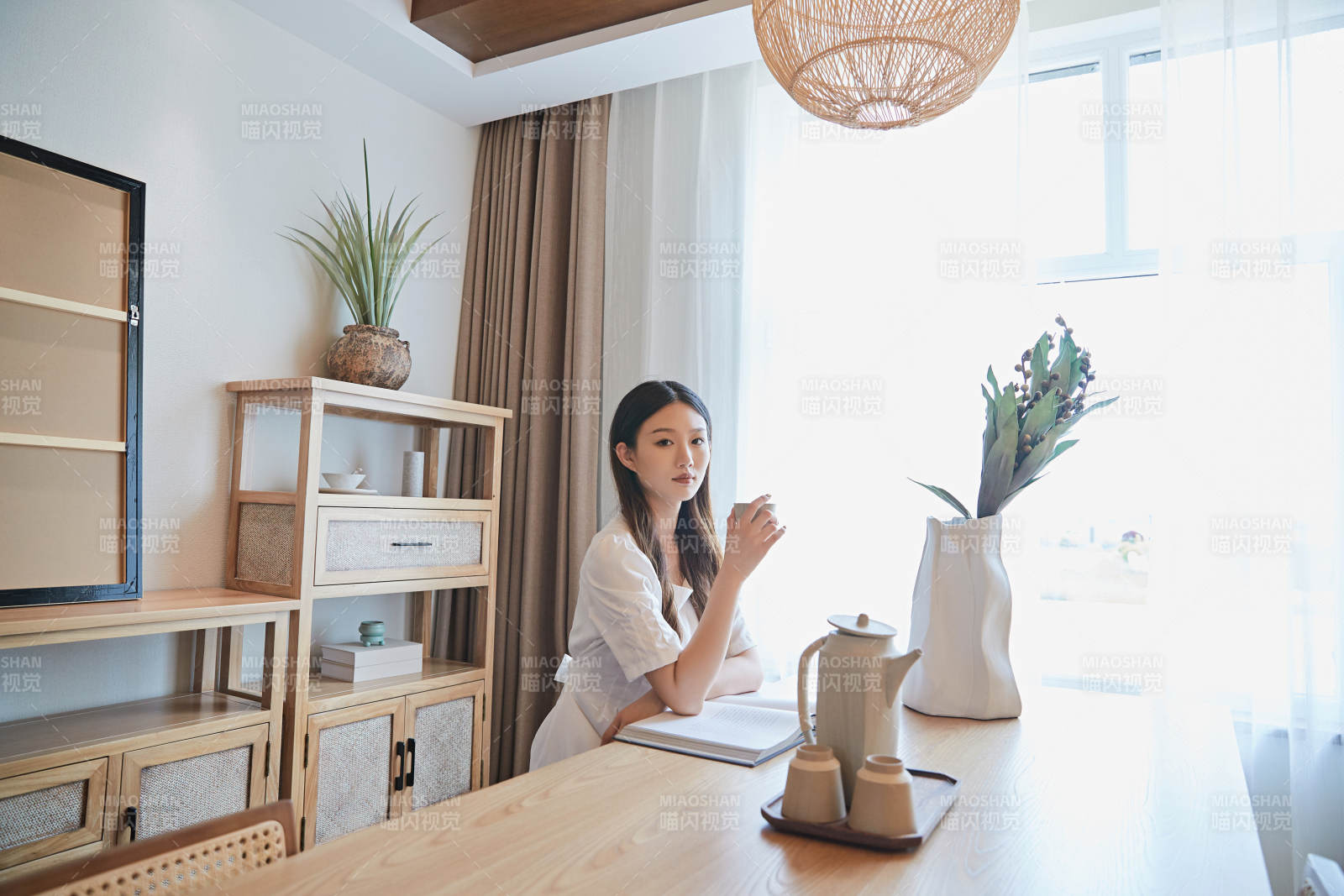 夏日午后在別墅內居家閱讀的少女
