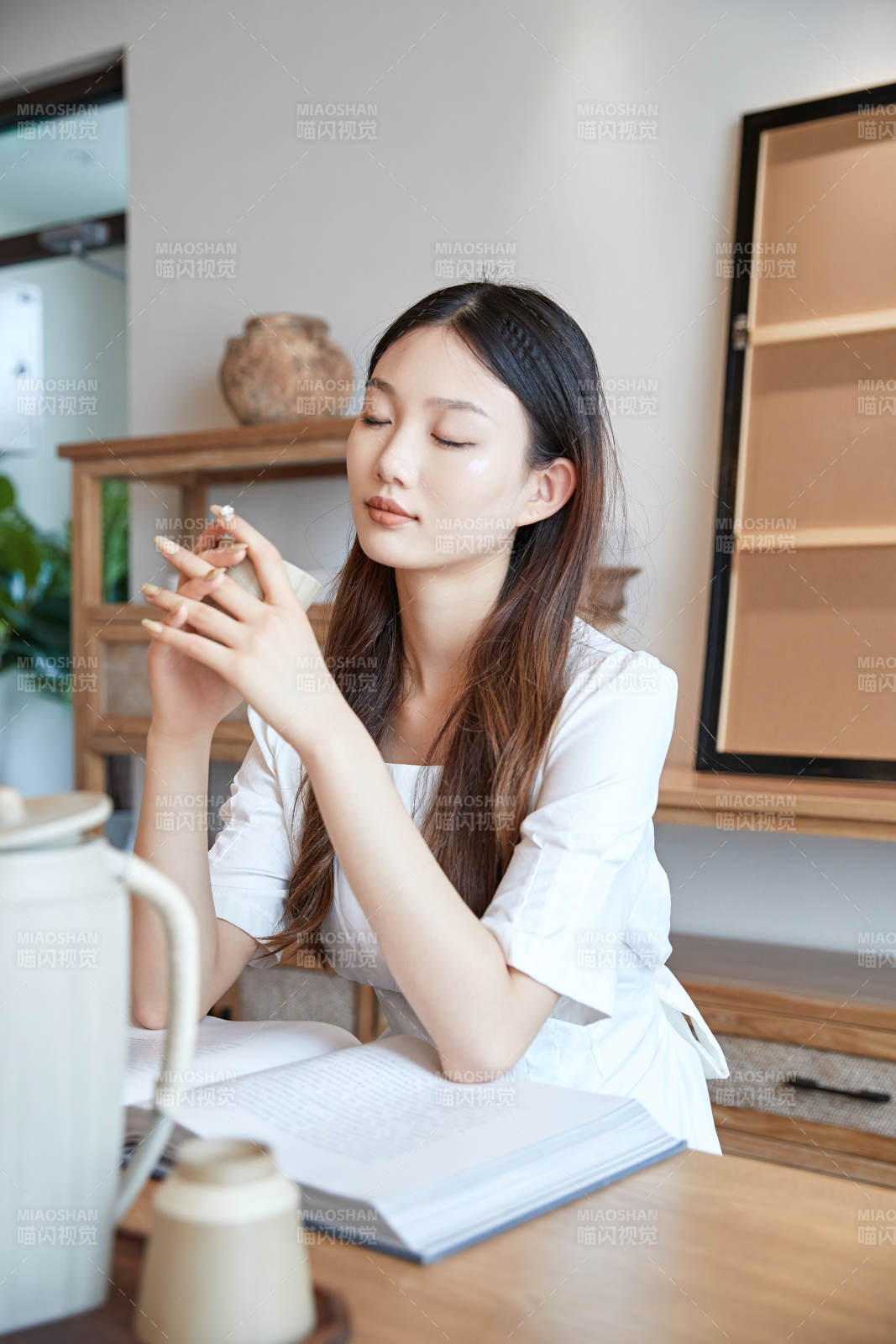 夏日午后在別墅內(nèi)居家閱讀的少女