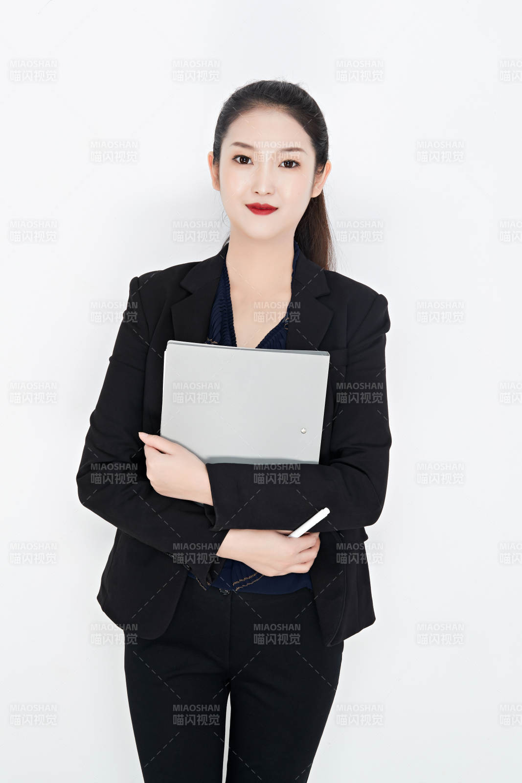白色背景下的美麗商務女性肖像