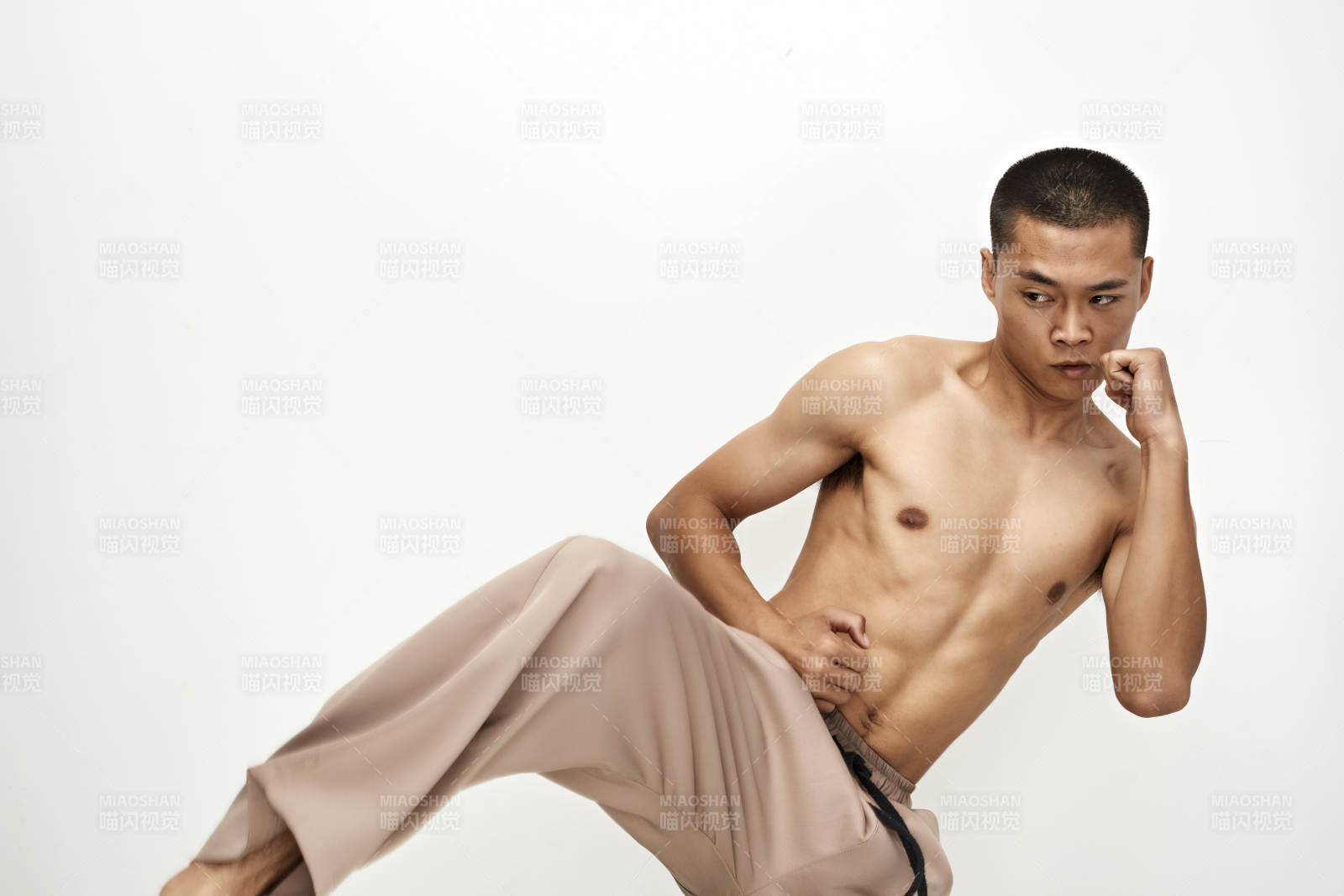 白色背景下演示自由搏擊動作的亞洲功夫男性